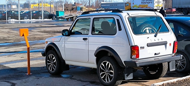 &laquo;Ненавязчивый намёк будущим владельцам,&nbsp;где можно возить запаску&raquo;, &mdash; фото показало, куда переместилось запасное колесо в Lada Niva Sport